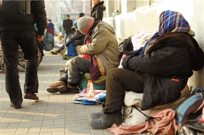 昨天，仍有流浪人員在路邊居留。本報記者譚青攝/視頻