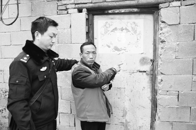 嫌犯指認(rèn)藏匿兒童的地點。 嫌犯指認(rèn)藏匿兒童的地點。