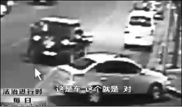 事發(fā)現(xiàn)場(chǎng)監(jiān)控錄像顯示，白圈內(nèi)的被害人老丁，正在牧馬人越野車旁收費(fèi)。 圖片來(lái)自電視截圖