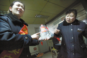 　車站人員在講述當(dāng)時情況，一桶5斤的白酒已被喝掉大半記者周杰攝