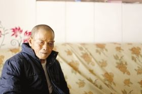 4月15日，劉爹爹的一只眼睛上有明顯的淤青。