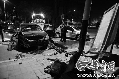 司機酒駕拖行市民上百米 面對盤問保持笑容(圖) 司機酒駕拖行市民上百米 面對盤問保持笑容(圖)