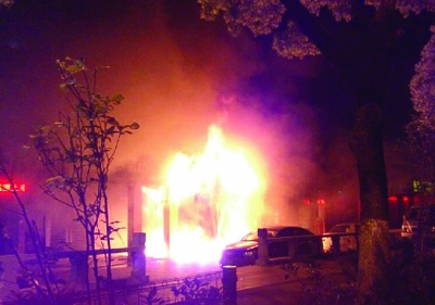 現(xiàn)場火勢很大。網(wǎng)友供圖（請聯(lián)系本報(bào)領(lǐng)取稿酬）