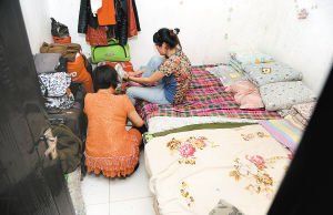 在米家崖一民房內(nèi)，母親蹲在地上幫身陷傳銷的女兒穿鞋，但遭到女兒拒絕