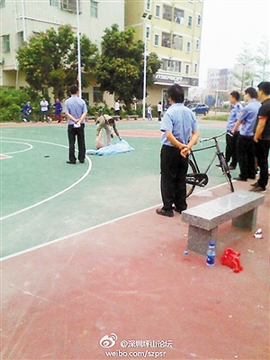 事發(fā)后，警方趕往現(xiàn)場(chǎng)進(jìn)行處理。圖片來源于微博