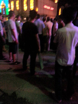 網(wǎng)帖圖片顯示事故現(xiàn)場多人持械