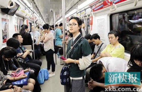 北京一女銀行職工穿著漢服上下班 北京一女銀行職工穿著漢服上下班