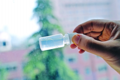 女童眼里取出的線蟲(chóng)。吳葉青 攝