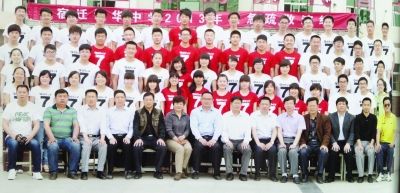 大家來找找，兩幅圖中有13人完全一致，你能找出來嗎？