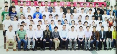 個不同班級的畢業(yè)照，前排除了最左邊一位老師外，完全一致。