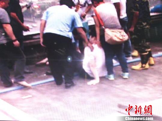 宗德宇緩緩靠近跳樓女子?！O程　攝