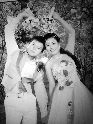 結(jié)婚照中的阿妮笑容燦爛，現(xiàn)實中，這對“跨國速成夫妻”還處在并不愉快的磨合過程中 本版均為資料圖片