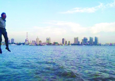 前晚，一名男子從輪渡上縱身墜入江中。@風(fēng)箏鍋發(fā)布