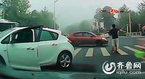 司機在斑馬線毆打老人遭曝光 爆料人號召聲討 司機在斑馬線毆打老人遭曝光 爆料人號召聲討