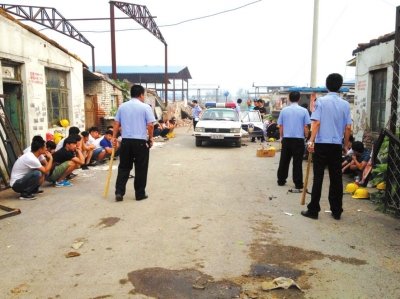 民警繳獲木棍。 讀者供圖