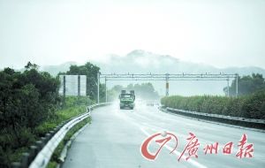 　當(dāng)天事故發(fā)生的現(xiàn)場處于一個彎道，很多司機反映說來不及減速。