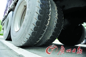 涉嫌碾過尸體的大貨車。