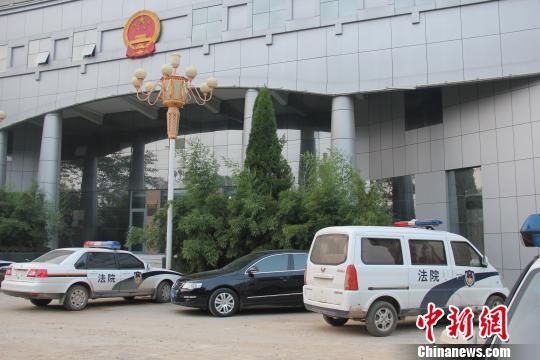 泊頭市人民法院院內(nèi)仍停有無牌制式警車，涉事人員與記者沖突地點僅距法院不足50米。穆玉良 攝