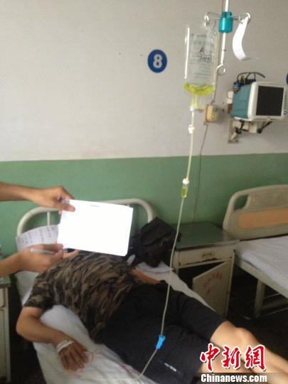 　被毆打記者正在當?shù)蒯t(yī)院接受治療，診斷顯示為腹股溝軟組織挫傷。穆玉良 攝