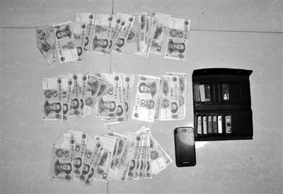 警方從搶劫嫌疑人處起獲的贓款和發(fā)令槍、子彈。警方供圖