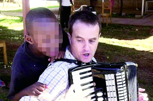 西蒙·伍德在教孩子唱歌，歡樂(lè)的歌聲掩蓋不住邪惡的目的。