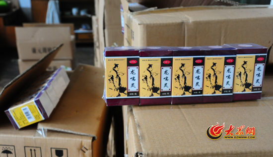 圖為民警現(xiàn)場被查獲的部分假藥。