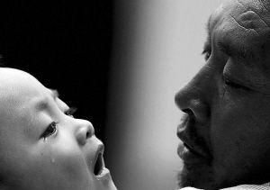 小憲揚(yáng)看著爺爺，眼角流下了淚水