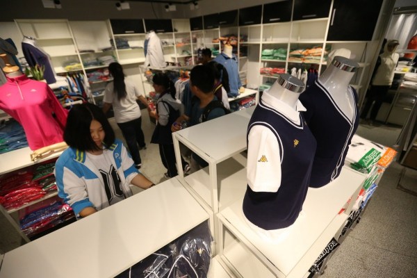 　9月12日，北京，十一學(xué)校在推出三大類、超過40款“最潮”校服，吸引學(xué)生搶購。