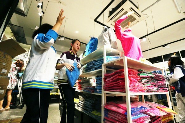 　9月12日，北京，十一學(xué)校在推出三大類、超過40款“最潮”校服，吸引學(xué)生搶購。