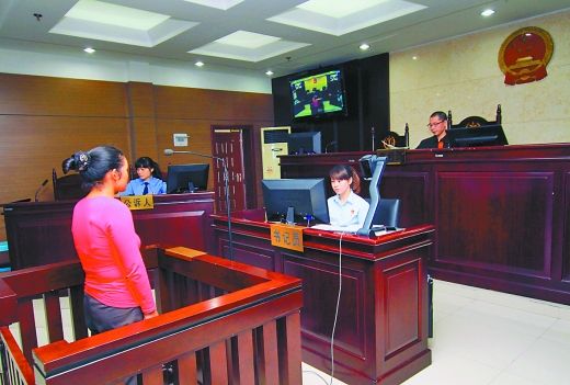    9月29日，萬(wàn)州區(qū)人民法院，被告王桂娟（化名）在庭審現(xiàn)場(chǎng)。 重慶晨報(bào)記者 胡杰 實(shí)習(xí)生 黃敬坤 攝