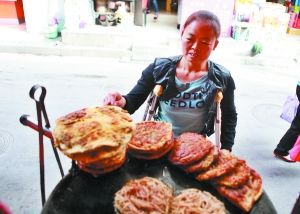 手頭拮據(jù)，每天只能吃一頓飯。