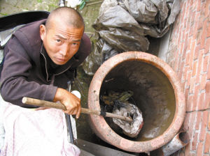 鄭艷良講述鋸腿經(jīng)過。本報記者 汪洋 攝