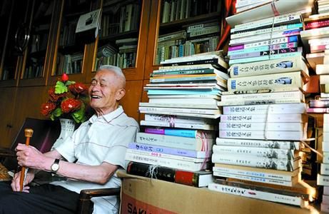 老人家里的書(shū)堆積如山 老人家里的書(shū)堆積如山