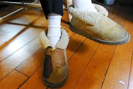 老人穿著打補(bǔ)丁的鞋 老人穿著打補(bǔ)丁的鞋