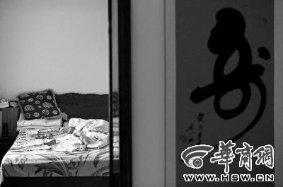 昨日，徐萬(wàn)發(fā)躺在自家床上，鼻子插著氧氣管 記者張杰攝