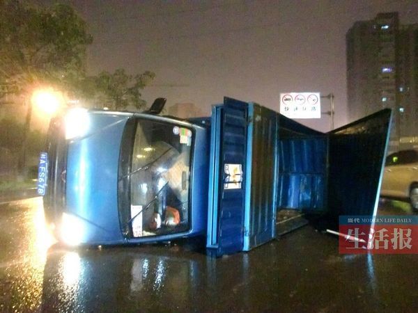 小貨車(chē)側(cè)翻現(xiàn)場(chǎng)。
