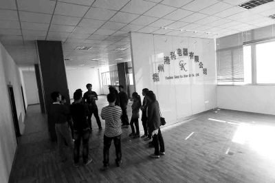 曾經(jīng)看似正規(guī)且豪華的公司，如今空空如也，只剩進(jìn)門處的公司名稱還赫然在目