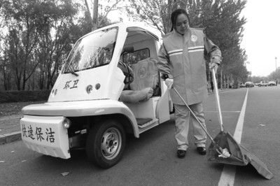 比賽之前張起超在多功能清潔車前練習動作。