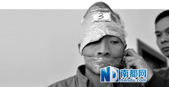 為了防止犯罪嫌疑人串供，民警用膠帶將犯罪嫌疑人的嘴封住。