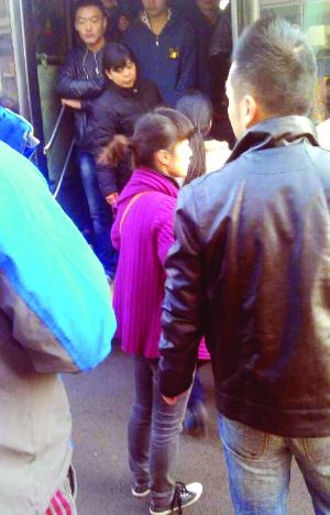 現(xiàn)場(chǎng)僵持不下，穿玫紅色衣服女子要車(chē)上乘客給她道歉