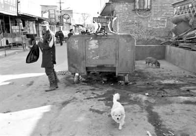 昨日，村民在通州區(qū)馬駒橋的這個(gè)垃圾箱旁，發(fā)現(xiàn)一被棄男嬰，急救人員趕到后確認(rèn)男嬰已死亡。新京報(bào)記者 黃月 攝