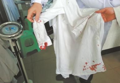 受傷醫(yī)生的衣服上血跡斑斑。