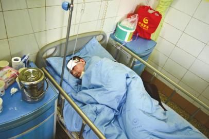 被拋棄荒野的傷者劉某在接受治療。