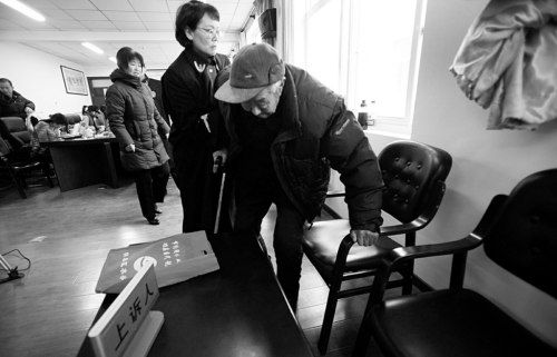 劉老爺子被攙扶著進入法庭 劉老爺子被攙扶著進入法庭