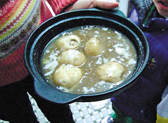 由于放置時間過久，鍋里的湯圓已經(jīng)非常大，湯圓皮上浮現(xiàn)很多白色物質(zhì)。