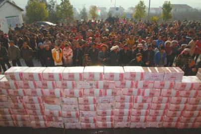 村民領(lǐng)取“年底分紅”。