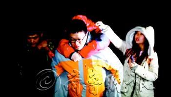 　途中女隊友小妮突發(fā)高燒，男隊員輪流背了她三個小時，直到網(wǎng)友開車來接