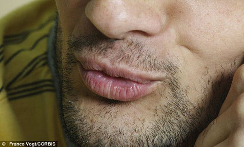 好色劫匪搶劫珠寶后親吻老板娘，留下的口水DNA成為了落網(wǎng)證據(jù)。