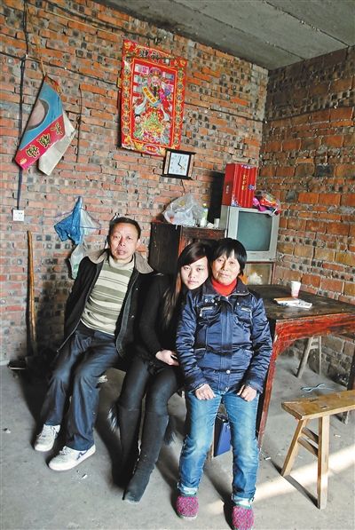 超生女謝先梅(中)、養(yǎng)父謝運(yùn)才（左）、謝運(yùn)才的嫂子唐富秀