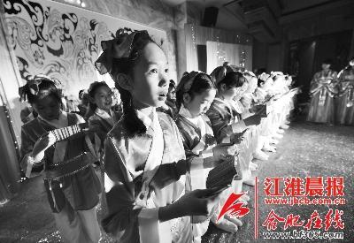 60名小學(xué)生著漢服誦《弟子規(guī)》迎接10歲成長禮 60名小學(xué)生著漢服誦《弟子規(guī)》迎接10歲成長禮